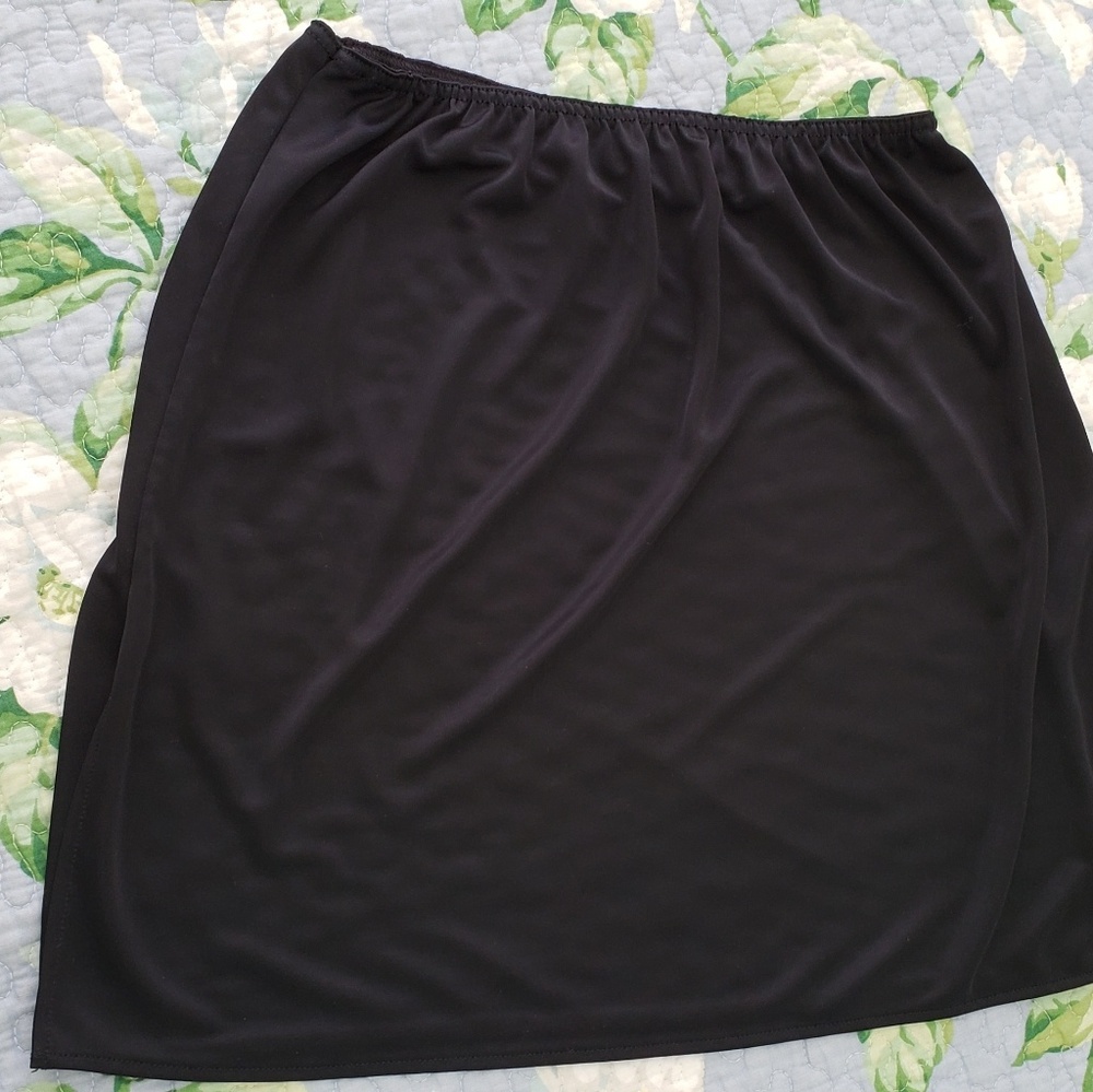 Half Slip Blk EUC 16"long, 28"waist